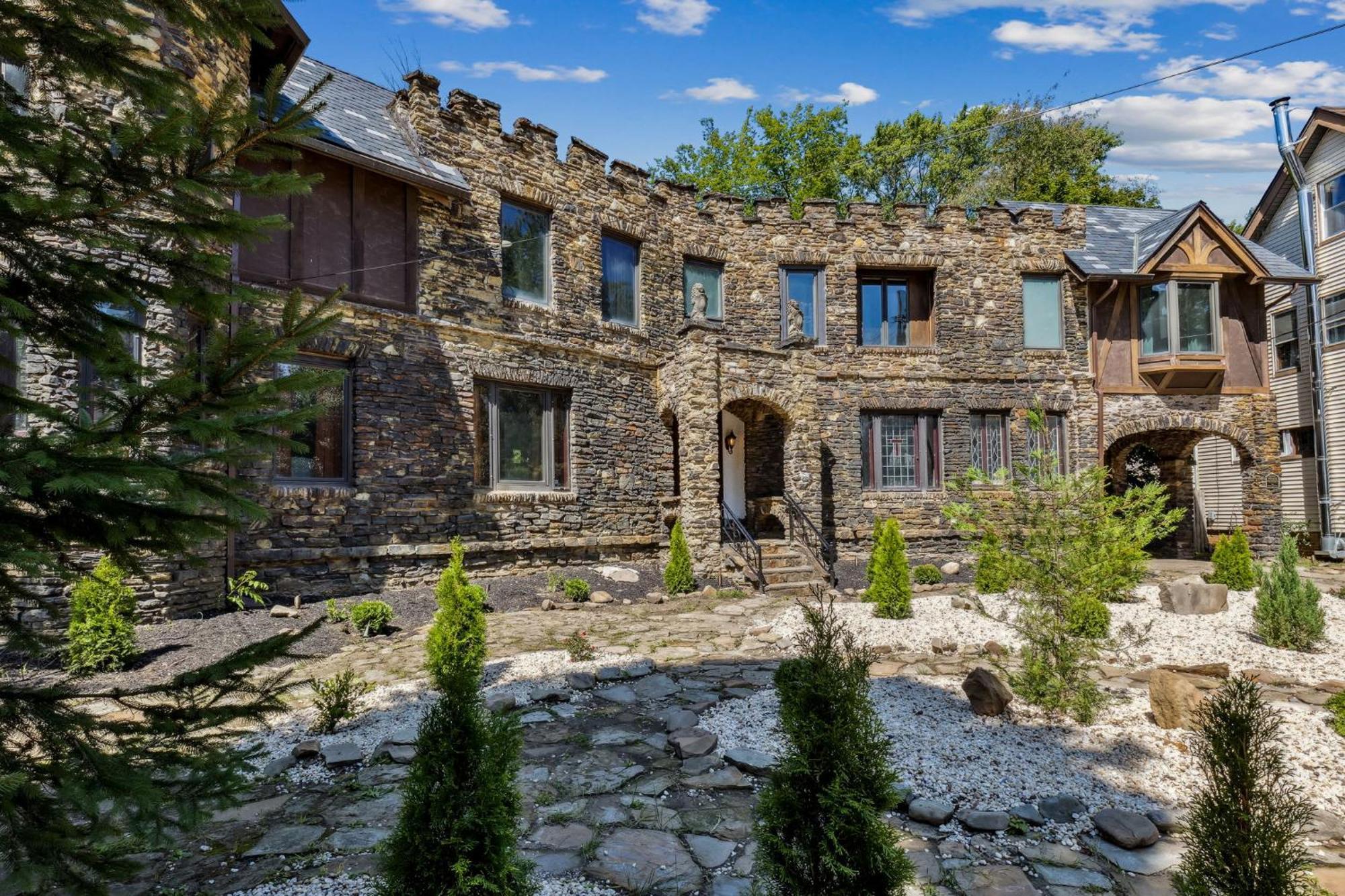 Enchanted Castle - Your Royal Getaway Awaits Кливланд Екстериор снимка